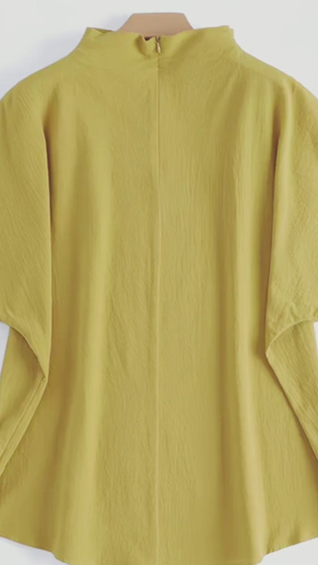 Damenbluse mit Fledermausärmeln und Stehkragen