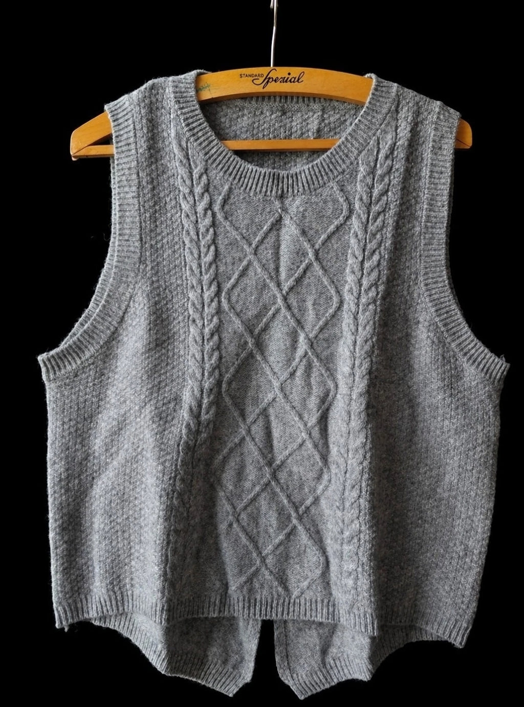 Grauer Strickpullunder aus Schafwolle – weich & zeitlos