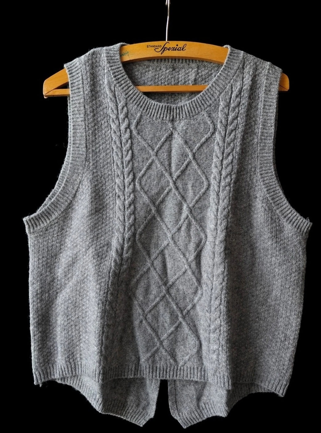 Grauer Strickpullunder aus Schafwolle – weich & zeitlos
