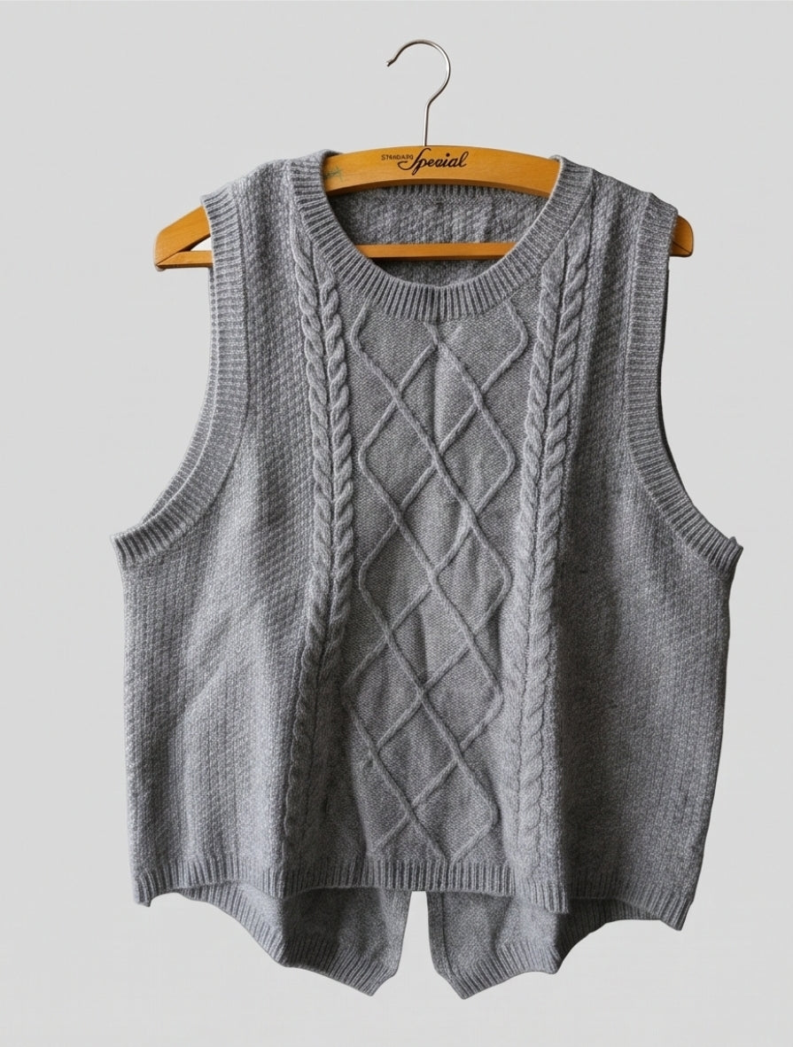 Grauer Strickpullunder aus Schafwolle – weich & zeitlos