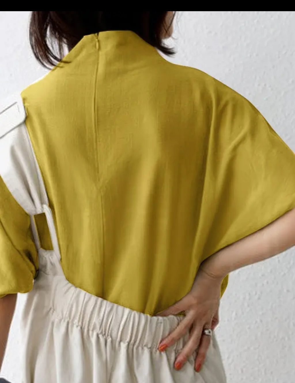 Damenbluse mit Fledermausärmeln und Stehkragen