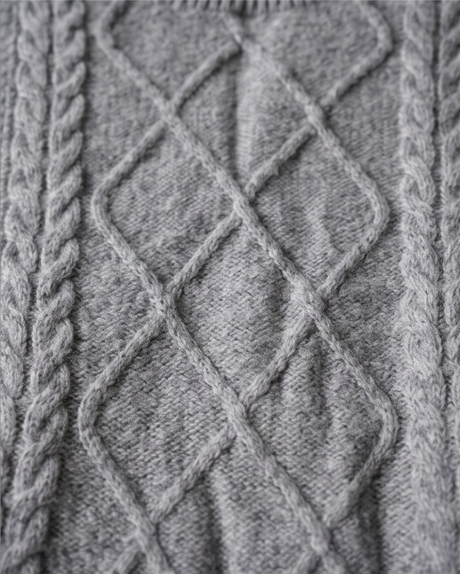 Grauer Strickpullunder aus Schafwolle – weich & zeitlos