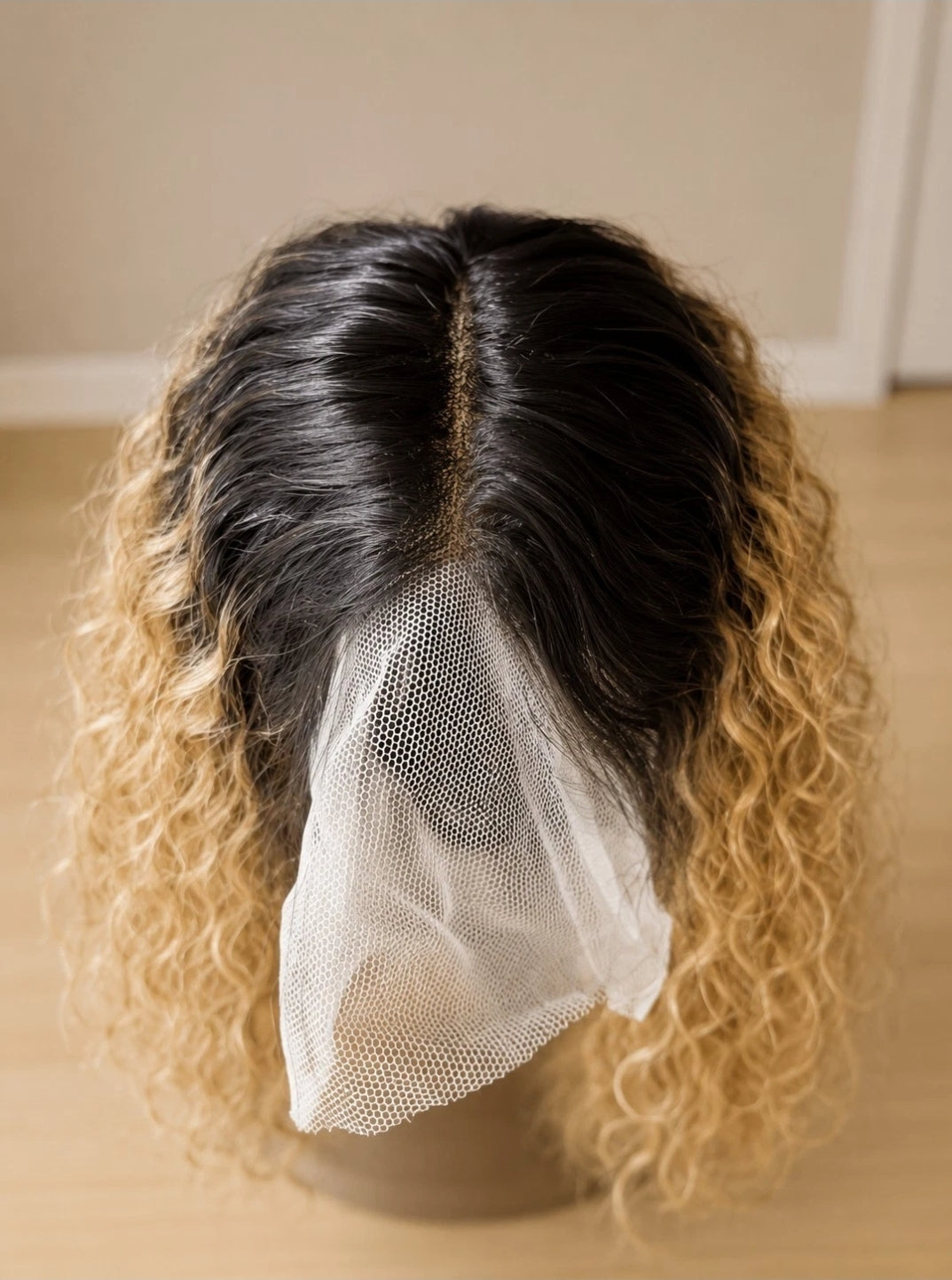 26 Zoll Ombre Blonde Lace Front Perücke Lockig Synthetische Wig Dunkler Ansatz
